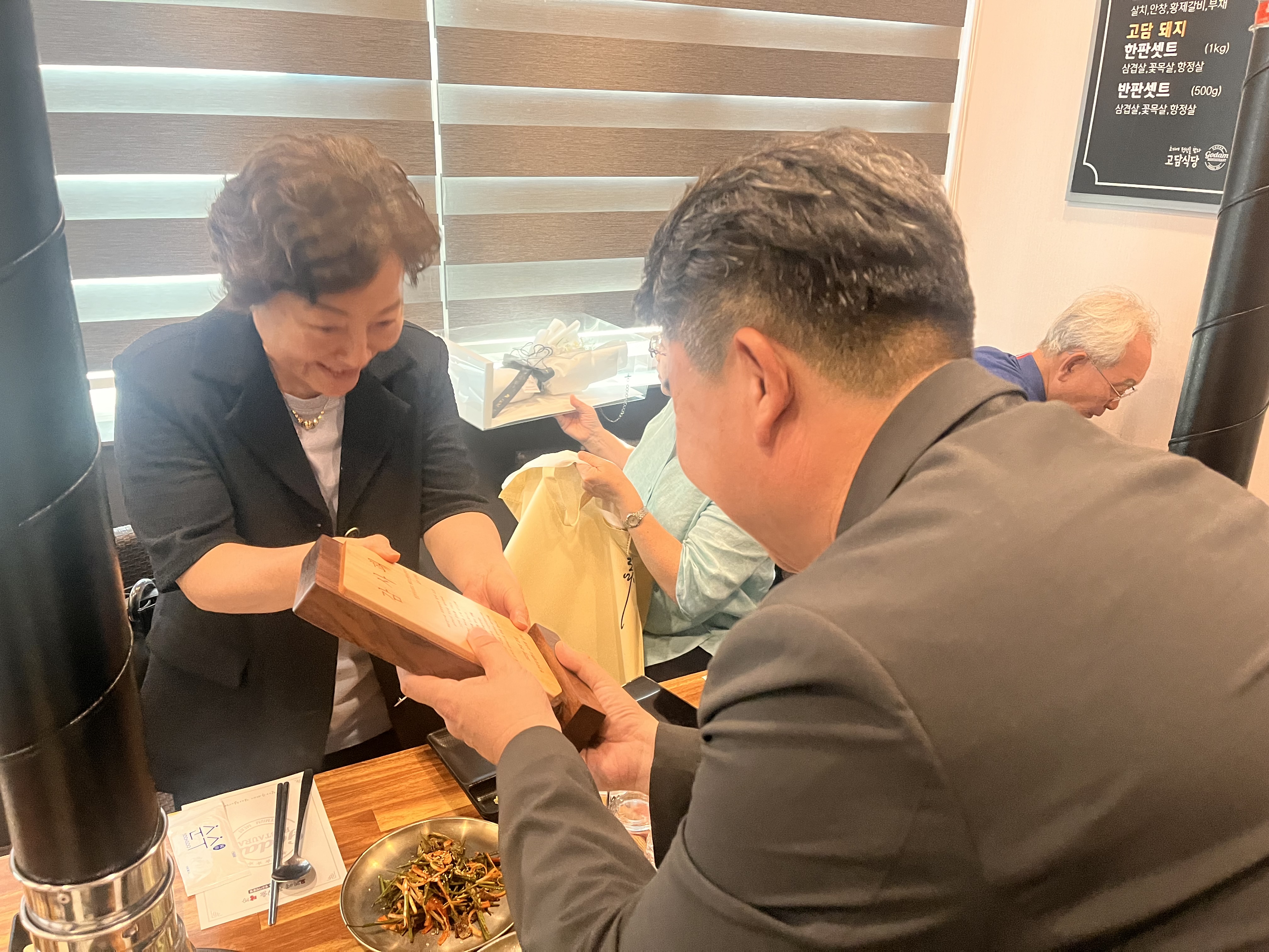 25학년도 정년퇴임교수님 송별회 (10).jpg